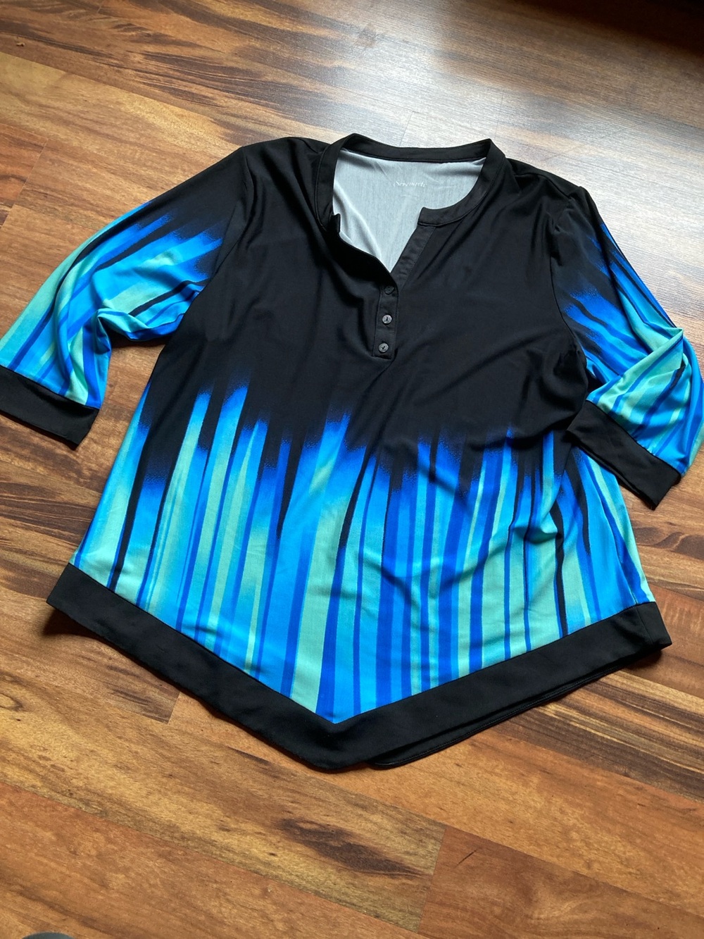 Serengeti Size 1X V neck colorful pattern top